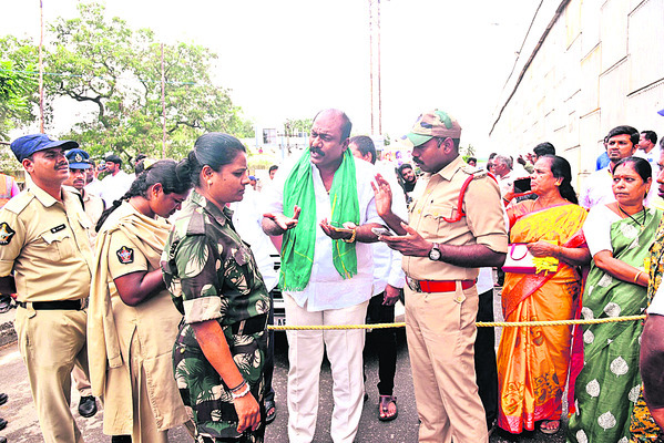 ఆద్యంతం హడావుడి..1