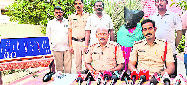 బస్సులో నగలు చోరీ చేసిన నిందితురాలి అరెస్ట్‌ 1