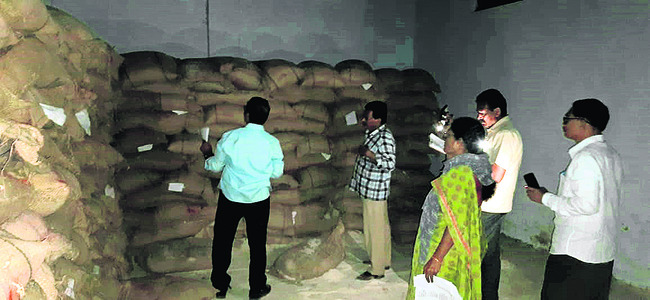 రేషన్‌బియ్యం తరలిస్తున్న లారీడ్రైవర్‌ అరెస్టు1