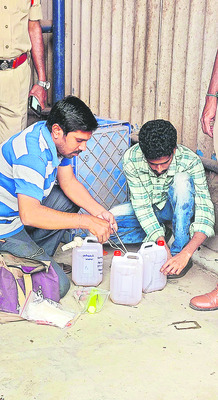 సముద్రంలోకి కెమికల్‌ వ్యర్థాలు1