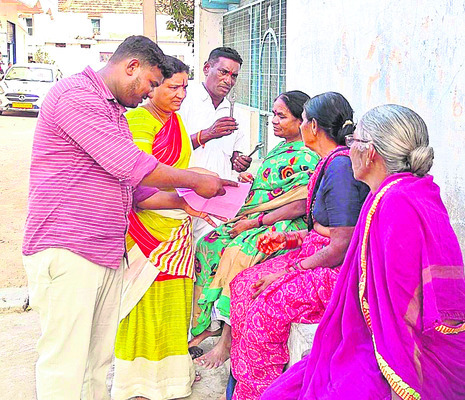 సర్పంచ్‌ బరిలో భార్యాభర్తలు, కుమారుడు2