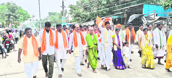 పడమట.. కిటకిట 1