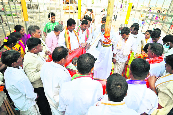 గోవిందరాజు గద్దెను కదిలించిన పూజారులు1