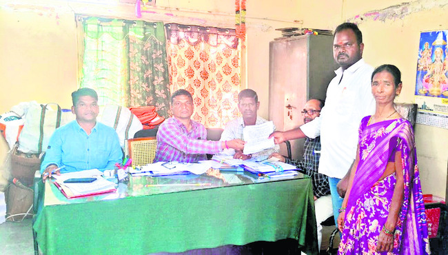 రెండోరోజు నామినేషన్లు1