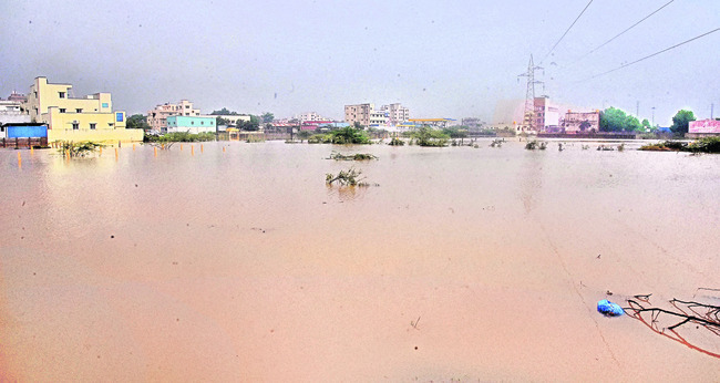 జిల్లాను వీడని వర్షాలు 
1