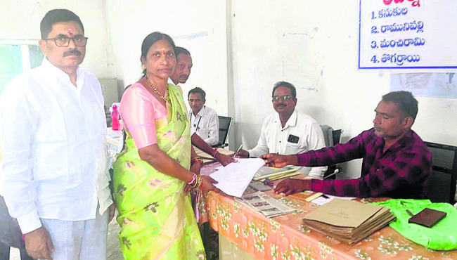  బరిలో భార్యాభర్తలు, కుమారుడు1