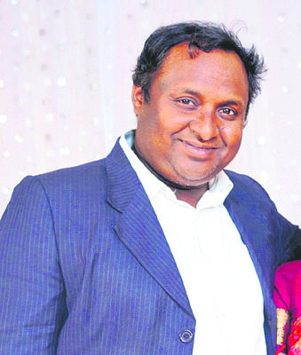 టైరు పేలి అదుపు తప్పిన కారు 1