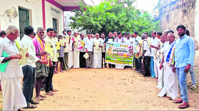 అబద్ధాలతో మోసం చేయడం, చెవిలో పూలు పెట్టడంలో ఆరితేరిన ము1