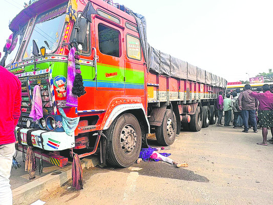 రోడ్డు ప్రమాదంలో యువజంట మృతి1