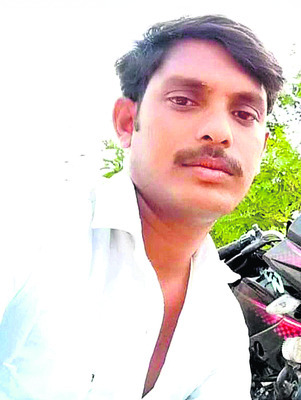 ట్రాక్టర్‌ బోల్తా పడి యువకుడు దుర్మరణం 1