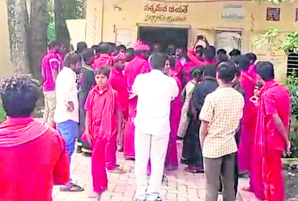 బోదెలోకి దూసుకెళ్లిన స్కూల్‌ బస్సు 1