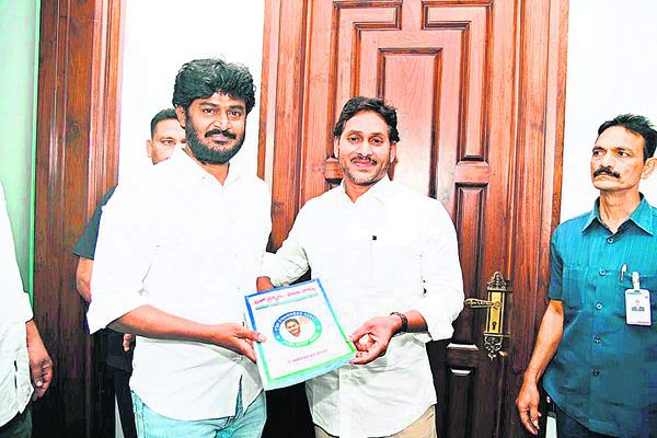 అయ్యప్పసేవలో  ఎమ్మెల్యే పెద్దిరెడ్డి 
1