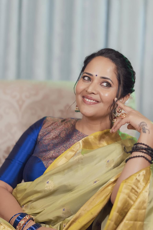 Anasuya Bharadwaj Stunning Looks In Saree Photos2