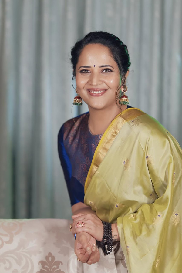 Anasuya Bharadwaj Stunning Looks In Saree Photos11