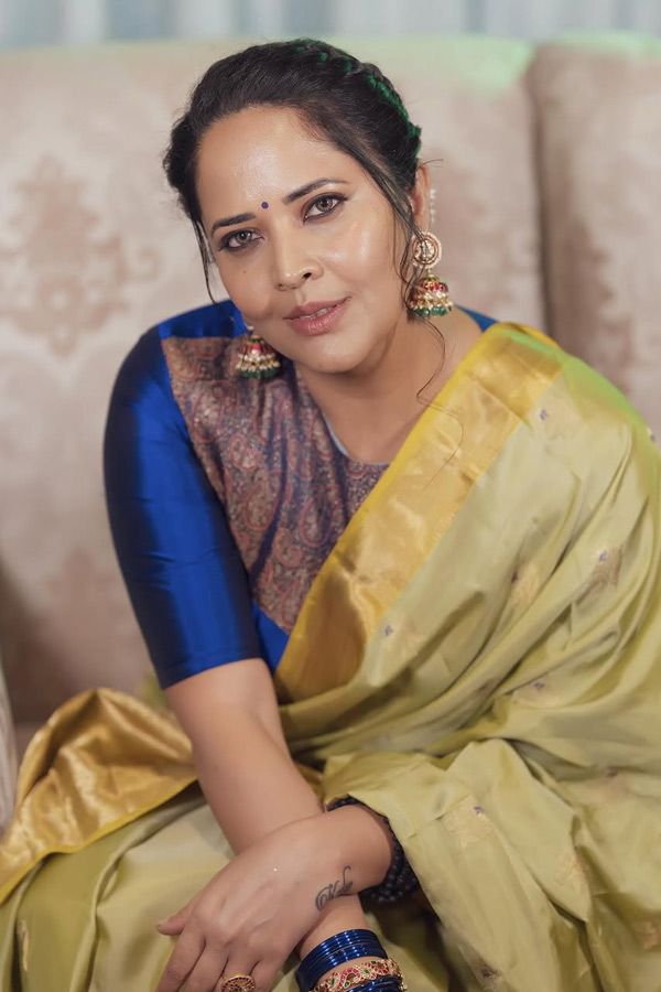 Anasuya Bharadwaj Stunning Looks In Saree Photos4