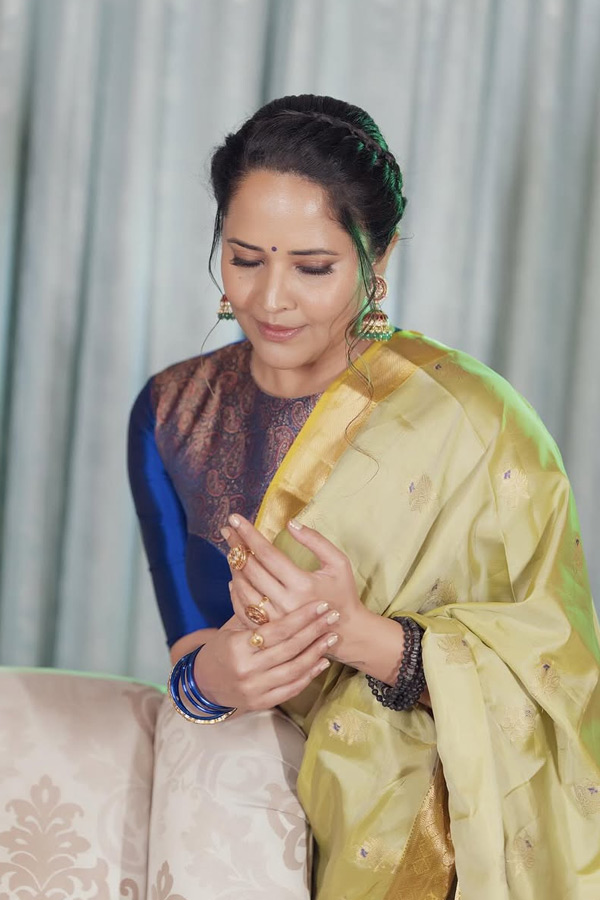 Anasuya Bharadwaj Stunning Looks In Saree Photos8