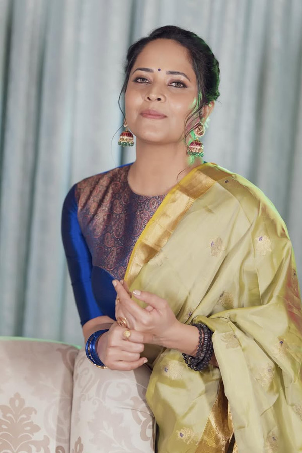 Anasuya Bharadwaj Stunning Looks In Saree Photos9