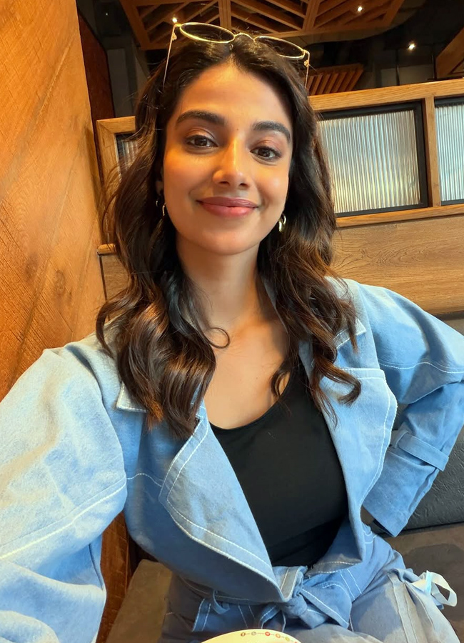 Meenakshi Chowdhury with sweet memories of this year.. Photos14