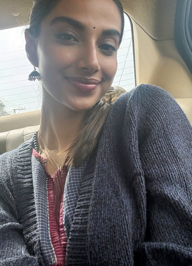 Meenakshi Chowdhury with sweet memories of this year.. Photos16