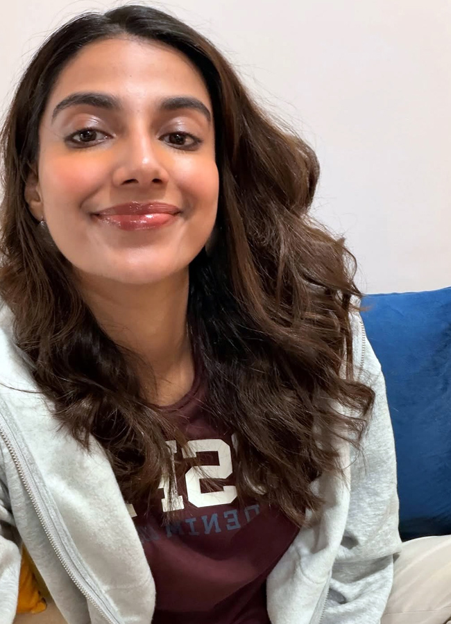 Meenakshi Chowdhury with sweet memories of this year.. Photos3