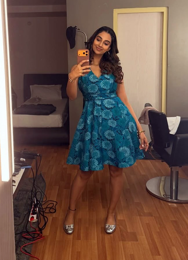 Meenakshi Chowdhury with sweet memories of this year.. Photos6