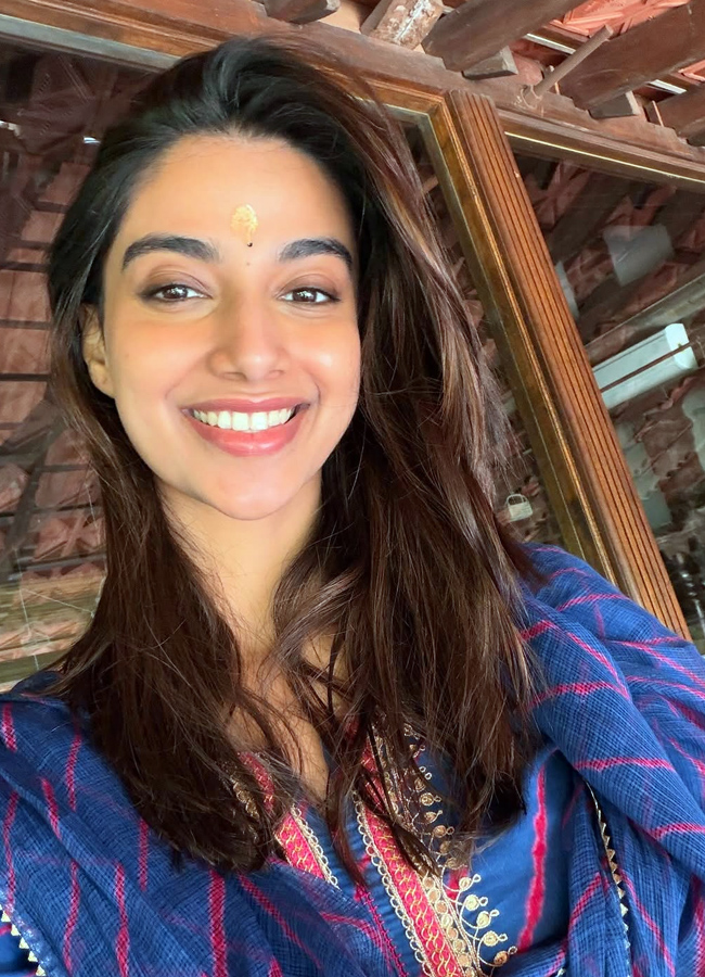 Meenakshi Chowdhury with sweet memories of this year.. Photos7