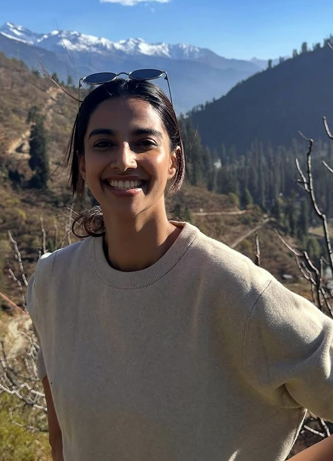 Meenakshi Chowdhury with sweet memories of this year.. Photos8