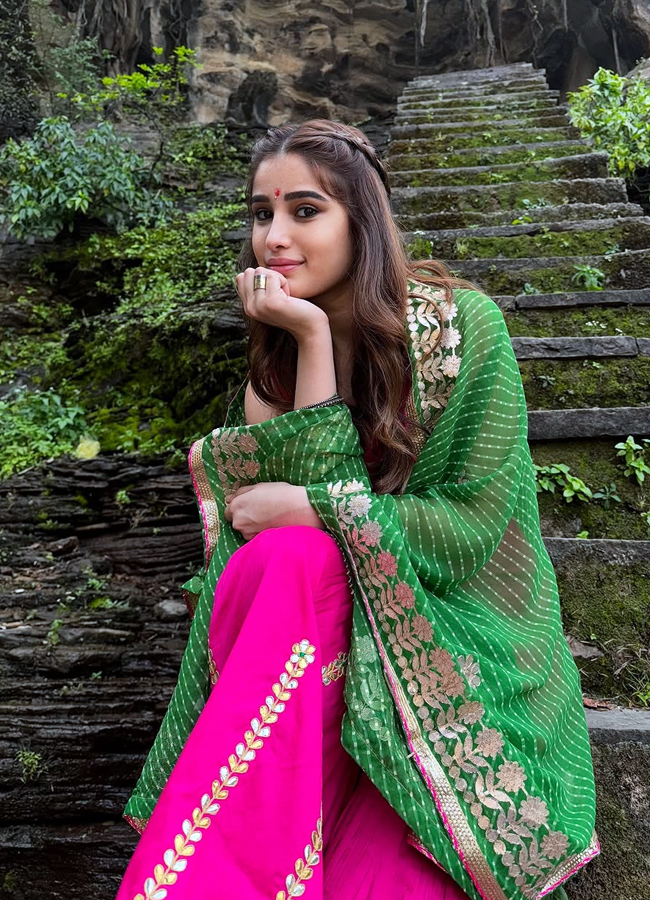 bollywood beauty Rasha Thadani at ancient Shiva temple (Photos)2