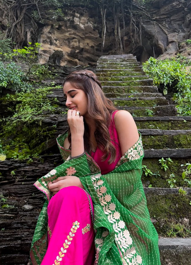 bollywood beauty Rasha Thadani at ancient Shiva temple (Photos)11