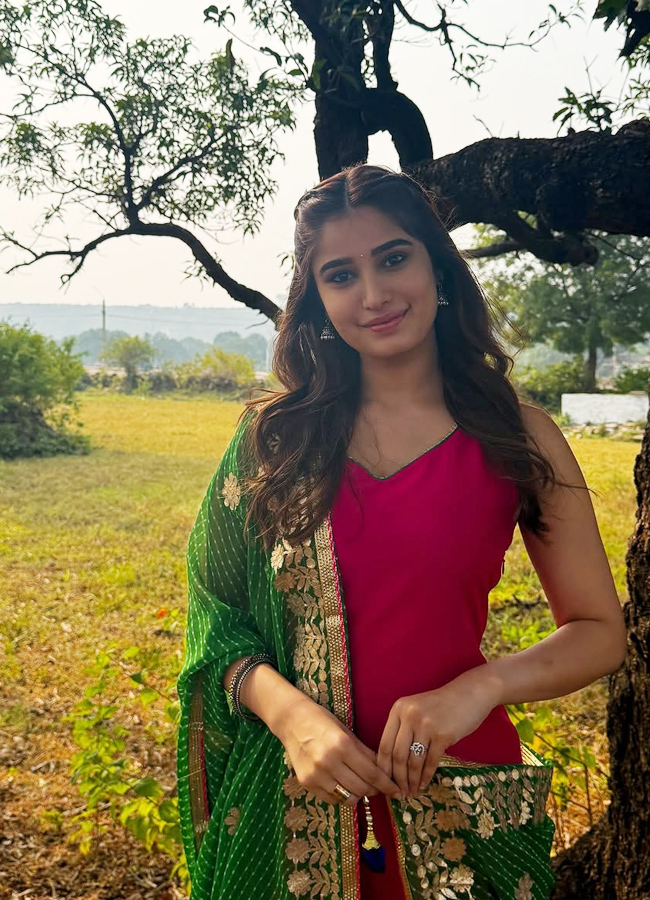 bollywood beauty Rasha Thadani at ancient Shiva temple (Photos)14