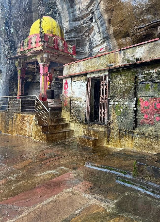 bollywood beauty Rasha Thadani at ancient Shiva temple (Photos)15