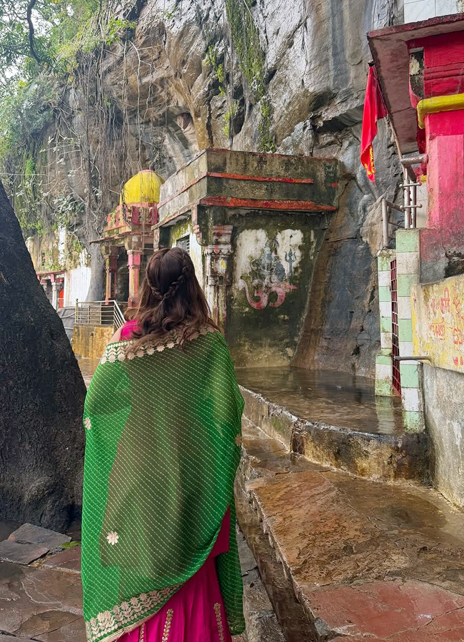 bollywood beauty Rasha Thadani at ancient Shiva temple (Photos)16