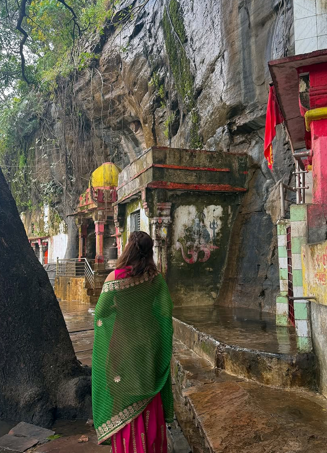 bollywood beauty Rasha Thadani at ancient Shiva temple (Photos)17