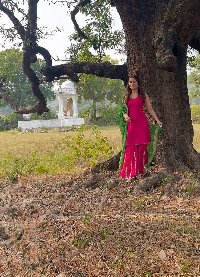 bollywood beauty Rasha Thadani at ancient Shiva temple (Photos)18