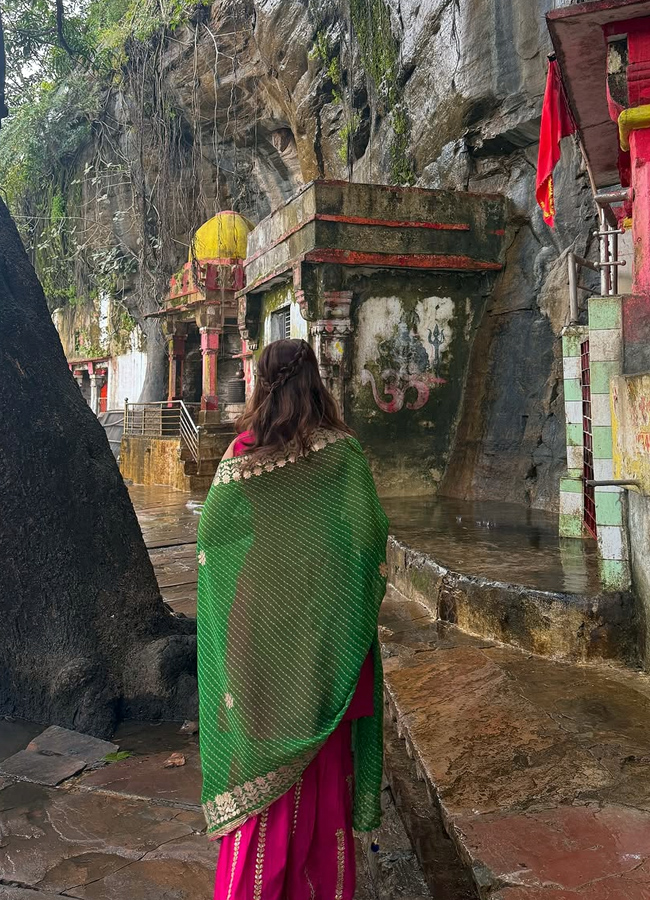 bollywood beauty Rasha Thadani at ancient Shiva temple (Photos)3
