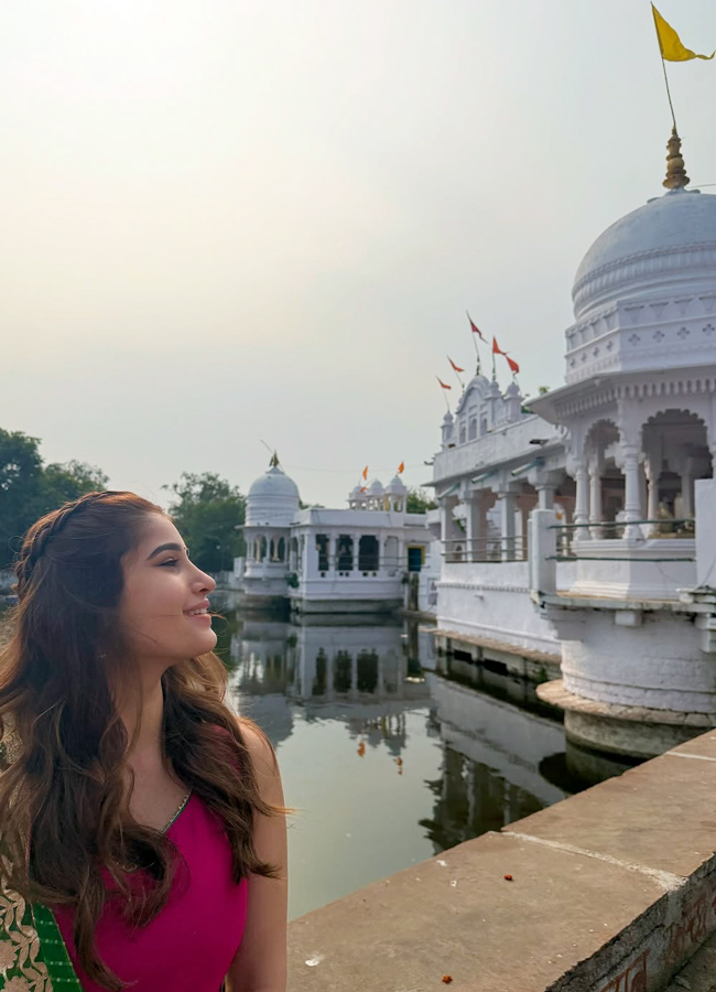 bollywood beauty Rasha Thadani at ancient Shiva temple (Photos)4