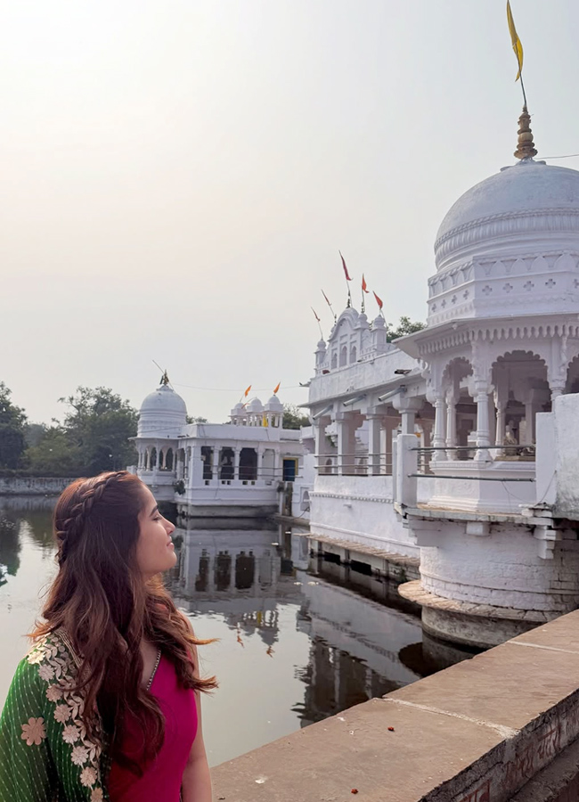 bollywood beauty Rasha Thadani at ancient Shiva temple (Photos)5