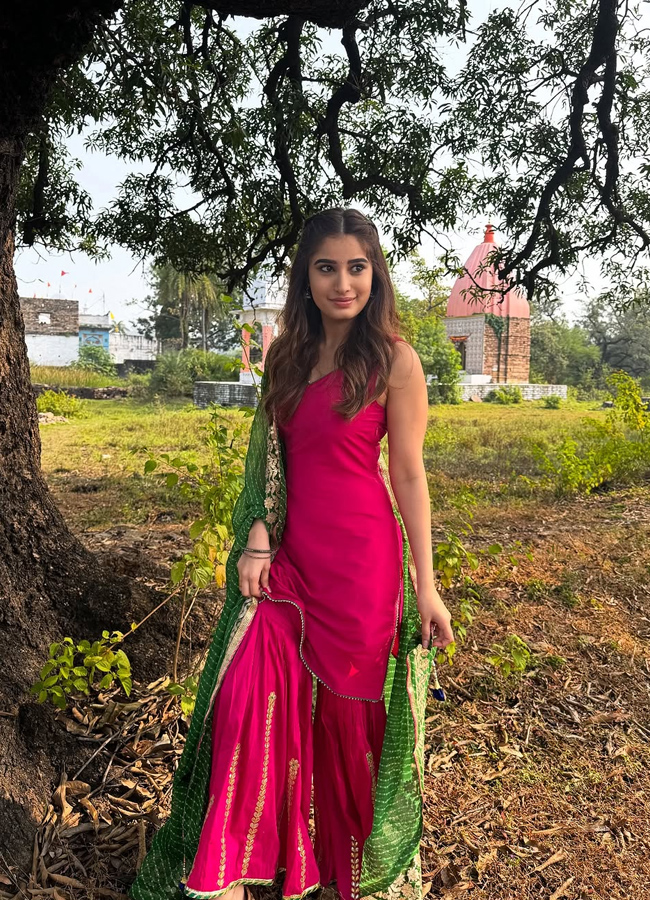 bollywood beauty Rasha Thadani at ancient Shiva temple (Photos)6