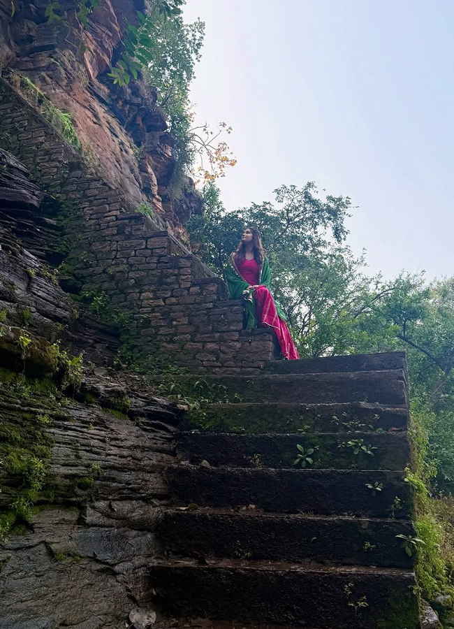 bollywood beauty Rasha Thadani at ancient Shiva temple (Photos)7