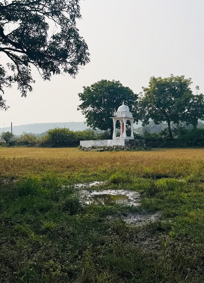 bollywood beauty Rasha Thadani at ancient Shiva temple (Photos)9