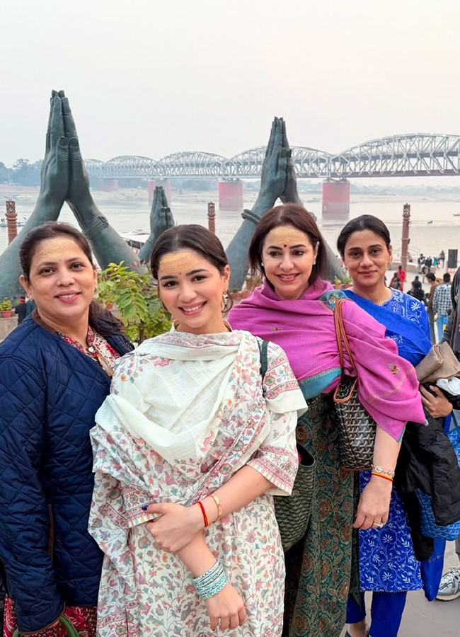 Sara Tendulkar's Varanasi trip (photos)13