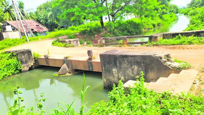 ఏళ్లుగా శిథిలావస్థ..! ఏమిటీ దురవస్థ..!!1