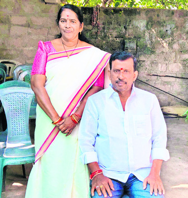 బొట్టు పెట్టి.. ఓటు అడిగి..3