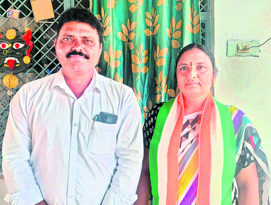 బొట్టు పెట్టి.. ఓటు అడిగి..2