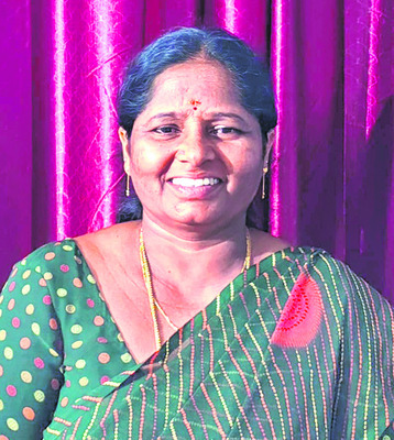 బొట్టు పెట్టి.. ఓటు అడిగి..4