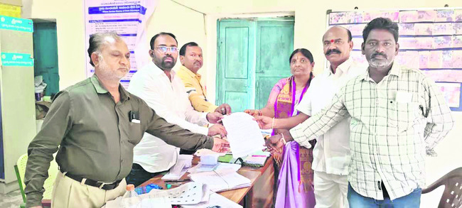 అర్ధరాత్రి వరకు సాగిన నామినేషన్ల ప్రక్రియ 1