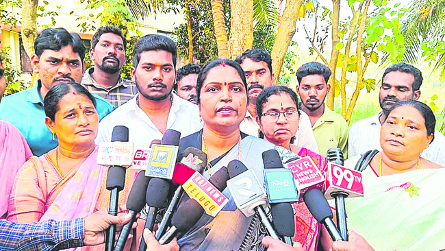 నిందితులను కఠినంగా శిక్షించాలి2