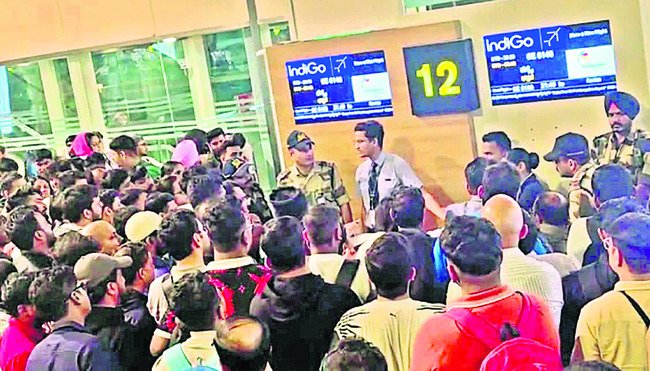 విమానాల రద్దుతో  ప్రయాణికుల ఇబ్బందులు 1