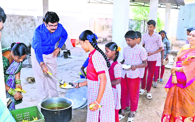 బోధన చేసి.. భోజనం వడ్డించి 1