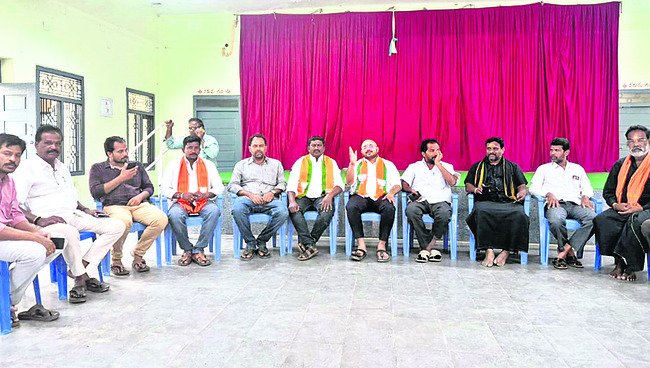 నామినేషన్‌ వేయకుండా అడ్డుకున్న గ్రామస్తులు2